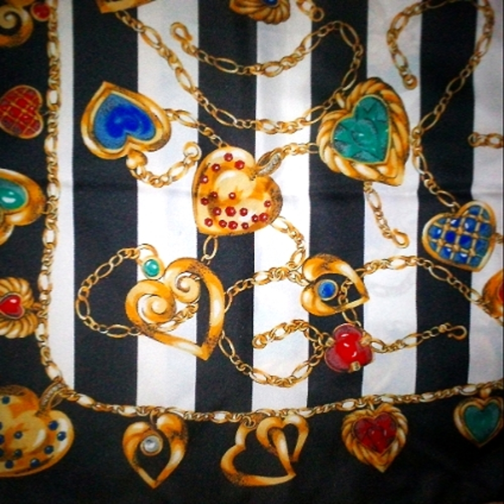 Victoria secret scarf black/white stripes w/gold heart shaped jewelry designs - Picture 3 of 4